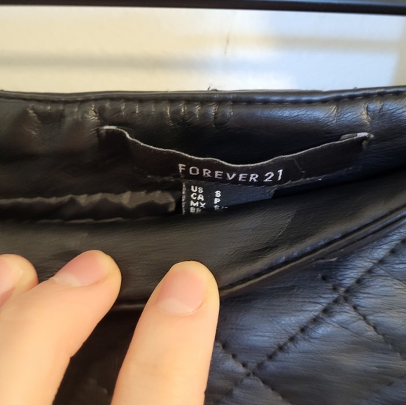 Forever 21 Black Vegan Faux Leather Quilted Mini Skirt - Picture 3 of 4